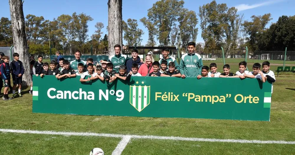 Banfield inauguró una cancha con el nombre de una gloria del club ::  Noticias de Lomas de Zamora | Diario La Unión