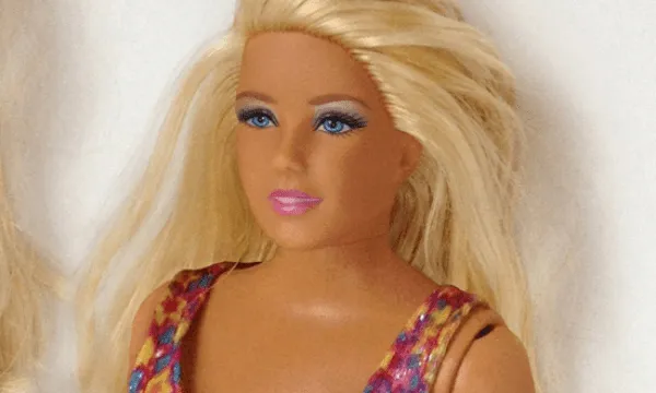 Barbie sin maquillaje: exhiben rostro real de la muñeca