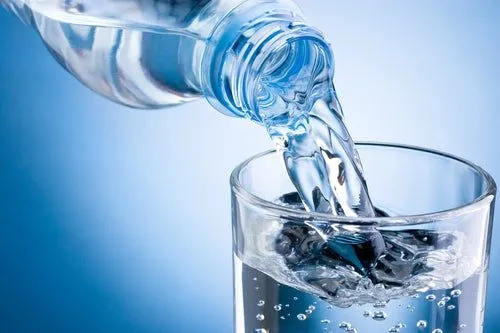 Beneficios de tomar un vaso de agua en ayunas - Mejor con Salud