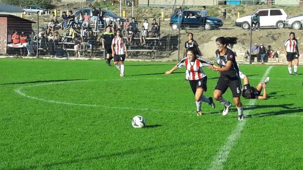 La cancha de césped de la Liga Municipal de Fútbol Femenino se llamará “Ni  Una Menos” | Bariloche Informa