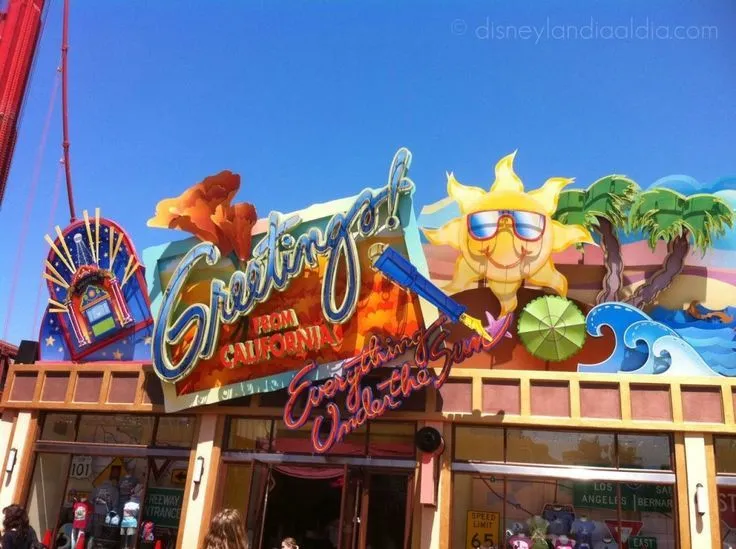 Una de las coloridas tiendas de Disney California Adventure ...