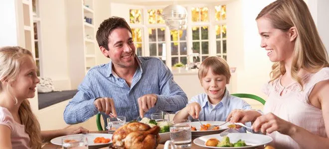 Comer en familia, más sano y equilibrado que comer sola