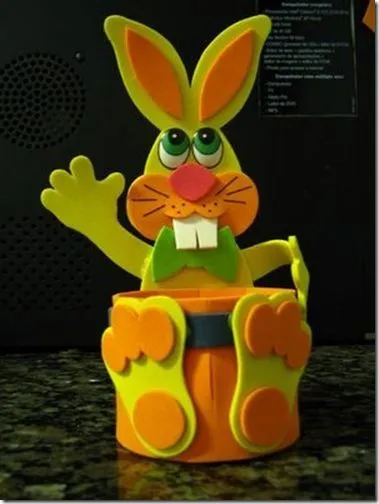 Otro conejo de Pascua hecho en foami con cesta para poner los huevos