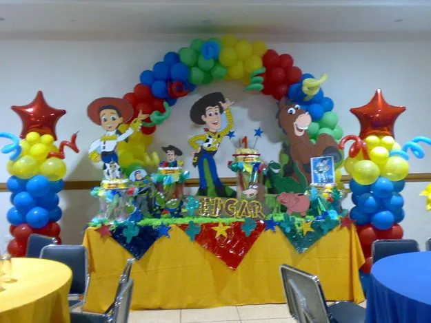 Decoración con globos para cumlpeaños de Toy Story - Imagui