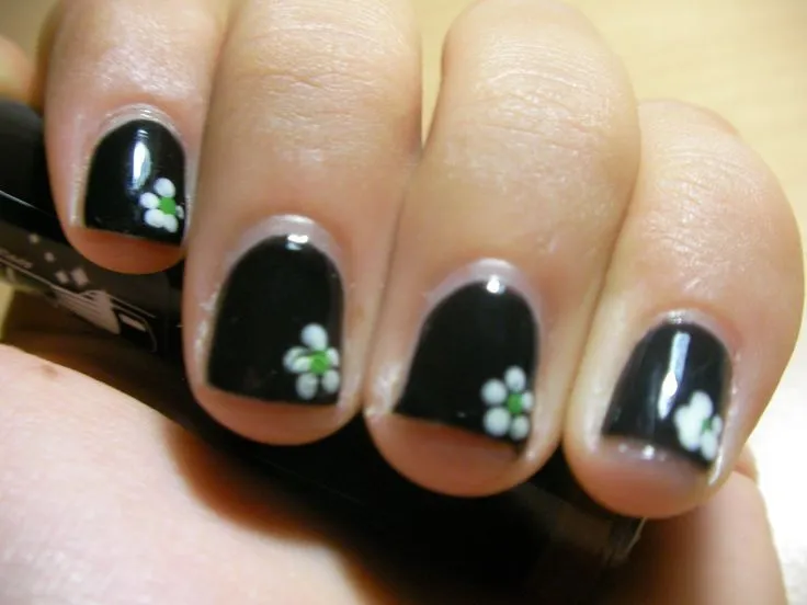 disenos de unas cortas base negro 2013 | Decora tus uñas: Flores ...