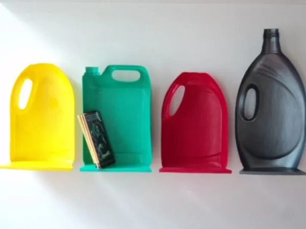 Estantes hechos con botellas de plástico. Recicla recipientes de ...