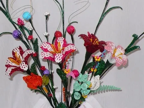 Flores de papel hechas a mano del periódico reciclado - spanish ...