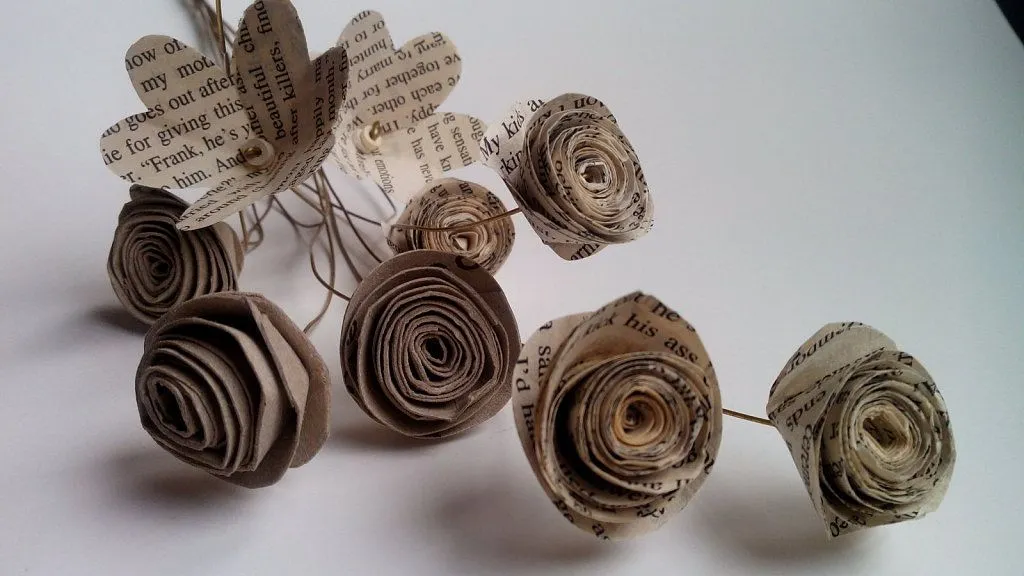 Flores reciclando papel periódico y rollos papel higiénico ...