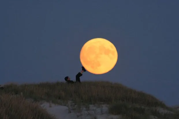 El fotógrafo Laurent Lavender juega con la luna | Arte y Diseño ...