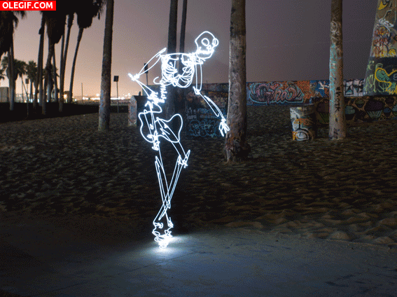 GIF: Esqueleto iluminado bailando breakdancing (Gif #1798)