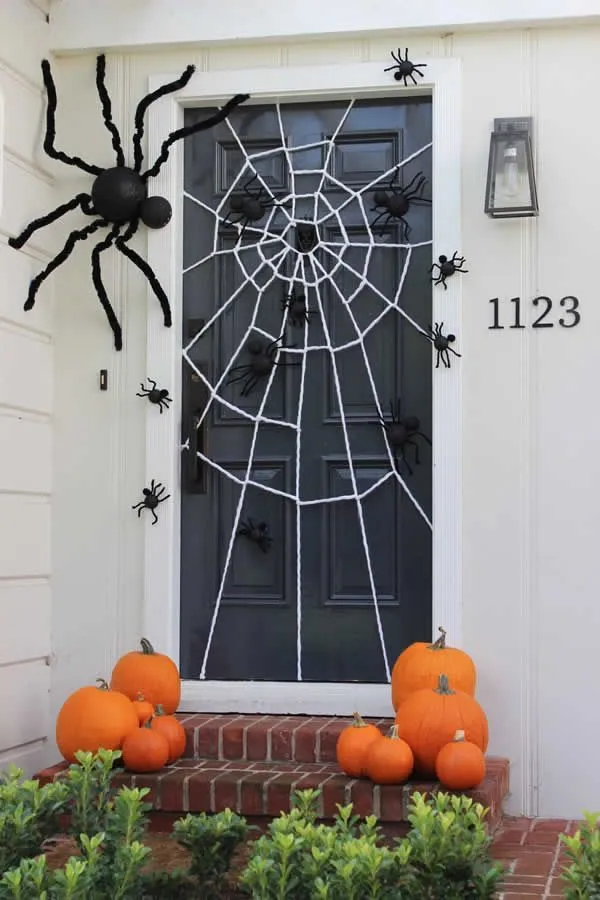 Ideas para decorar la puerta en Halloween - Manualidades | Halloween diy  door, Halloween outdoor decorations, Halloween door decorations