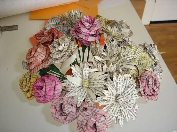 Flores hechas en papel periódico - Imagui