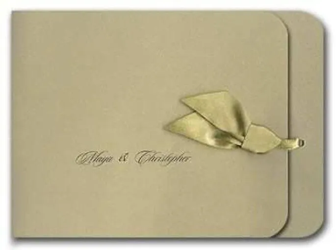 Haz las invitaciones de tu boda en color dorado