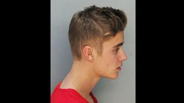 Justin Bieber posa sonriente para su ficha policial | Musica ...