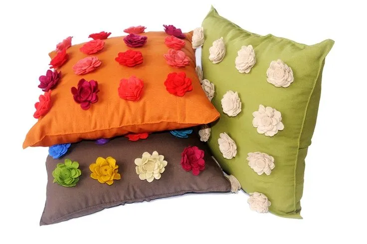 Lindo cojin decorado con flores en pañolenci | Cojines Hermosos ...