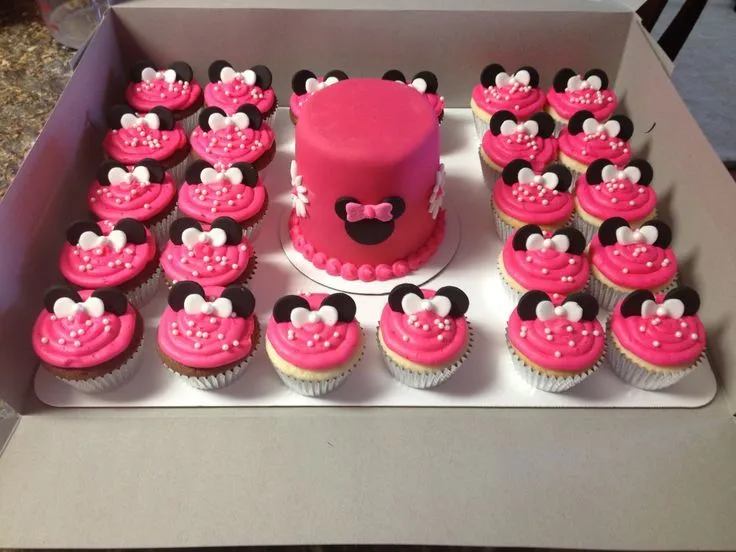 Minnie Mouse smash cake and cupcakes | Birthday ideas | Pinterest ...