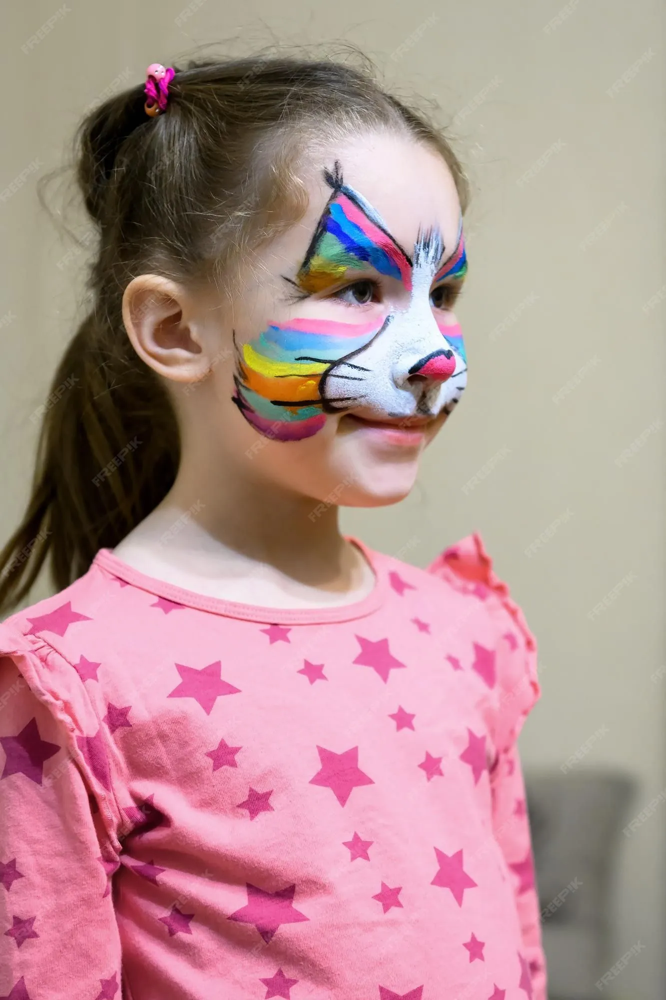 Niño con pintura facial de kitty niña linda con máscara pintada en su cara  de gato arcoiris | Foto Premium