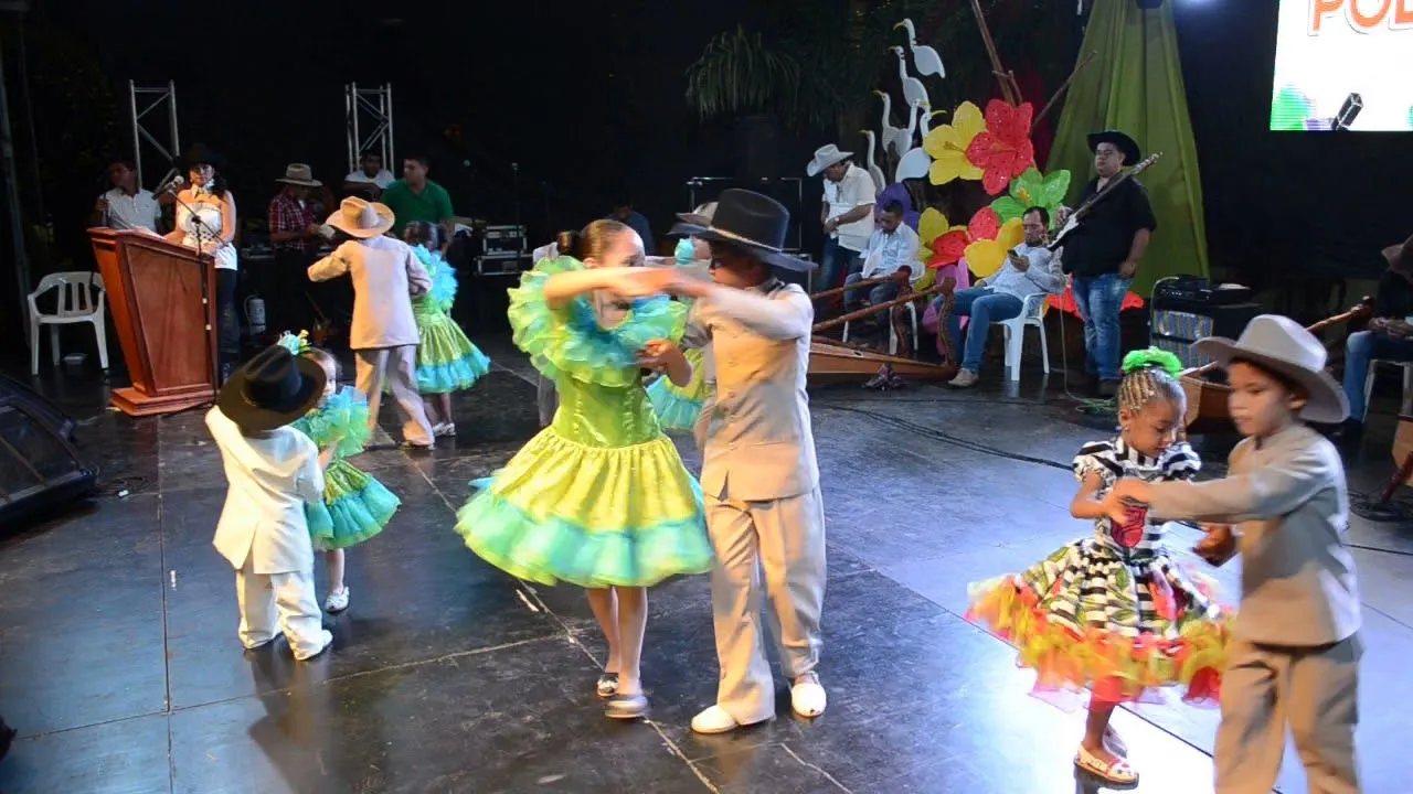 Niños de Arauca bailan Joropo - YouTube