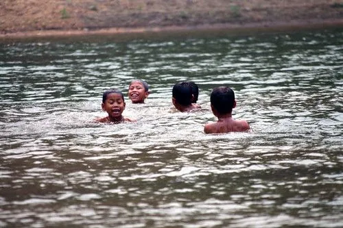 Niños bañándose en el rio | Flickr - Photo Sharing!