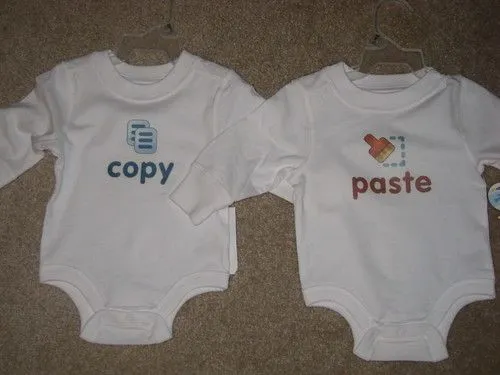 un par de bebés gemelos con camisetas que digan: copy paste ...