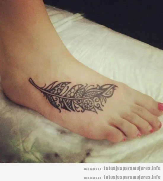 Pluma con estilo tribal geométrico, tatuaje en el pie | Tatuajes ...