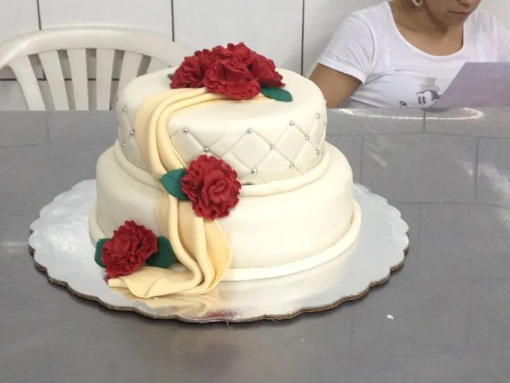 Queque de boda con flores comestibles | Cleo's Bakery | Pinterest