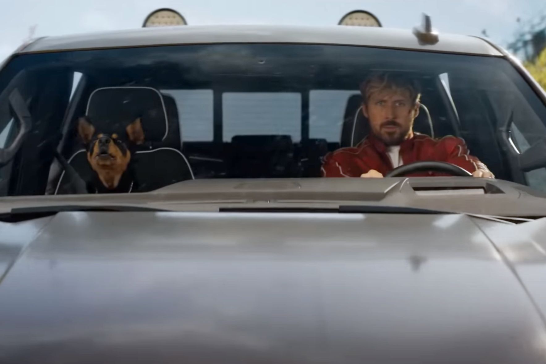 Ryan Gosling incluyó en El Especialista un homenaje al perro de Eva Mendes, y es adorable | GQ España