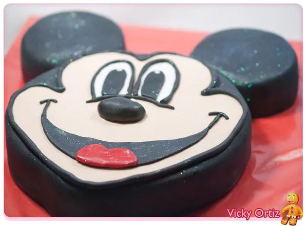 Tarta de Mickey con bizcocho genovés y fondant | Sucre Art