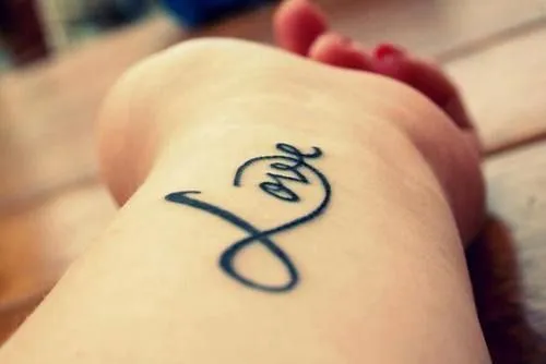 Tatuaje en el brazo con la palabra LOVE y un signo infinito ...