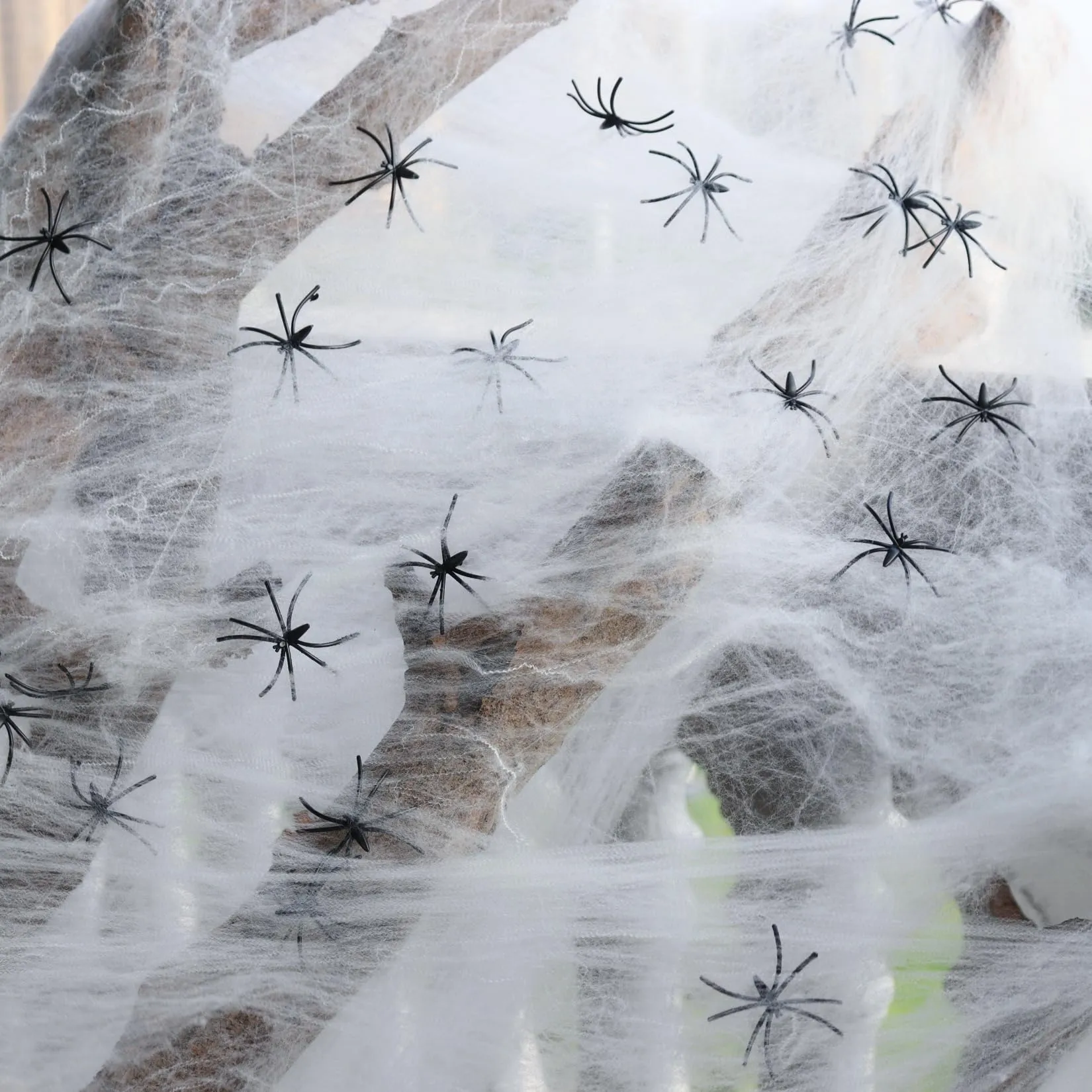 Tela de araña de 1200 pies cuadrados para decoración de Halloween, telarañas  falsas superelásticas con 60