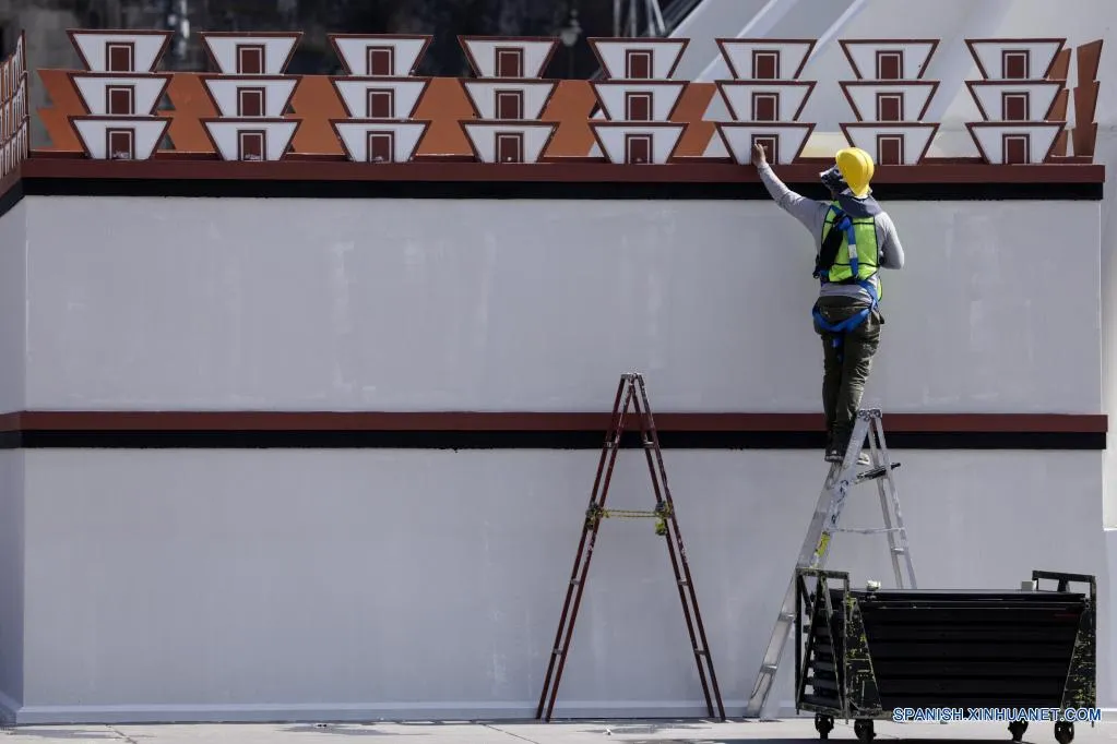 Trabajadores laboran en la instalación de la maqueta monumental del Huey  Teocalli en México - CHINA-AMÉRICA DEL NORTE_Xinhua Español