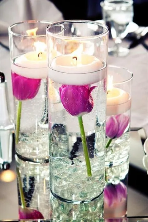 Tulipanes con agua y velas. Tulipanes como flor protagonista de ...