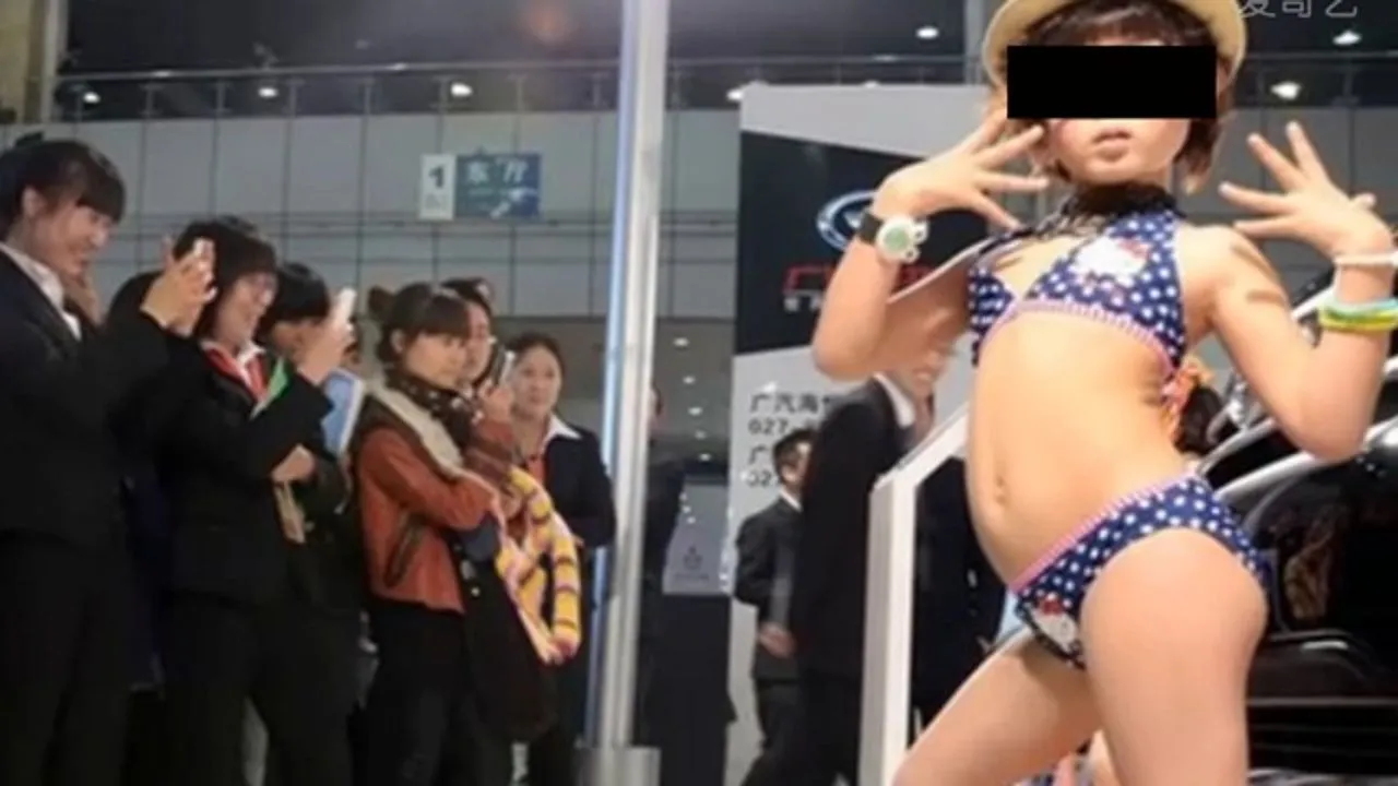 Utilizan a niñas de cinco años en bikini para promocionar un Salón del  Automóvil en China