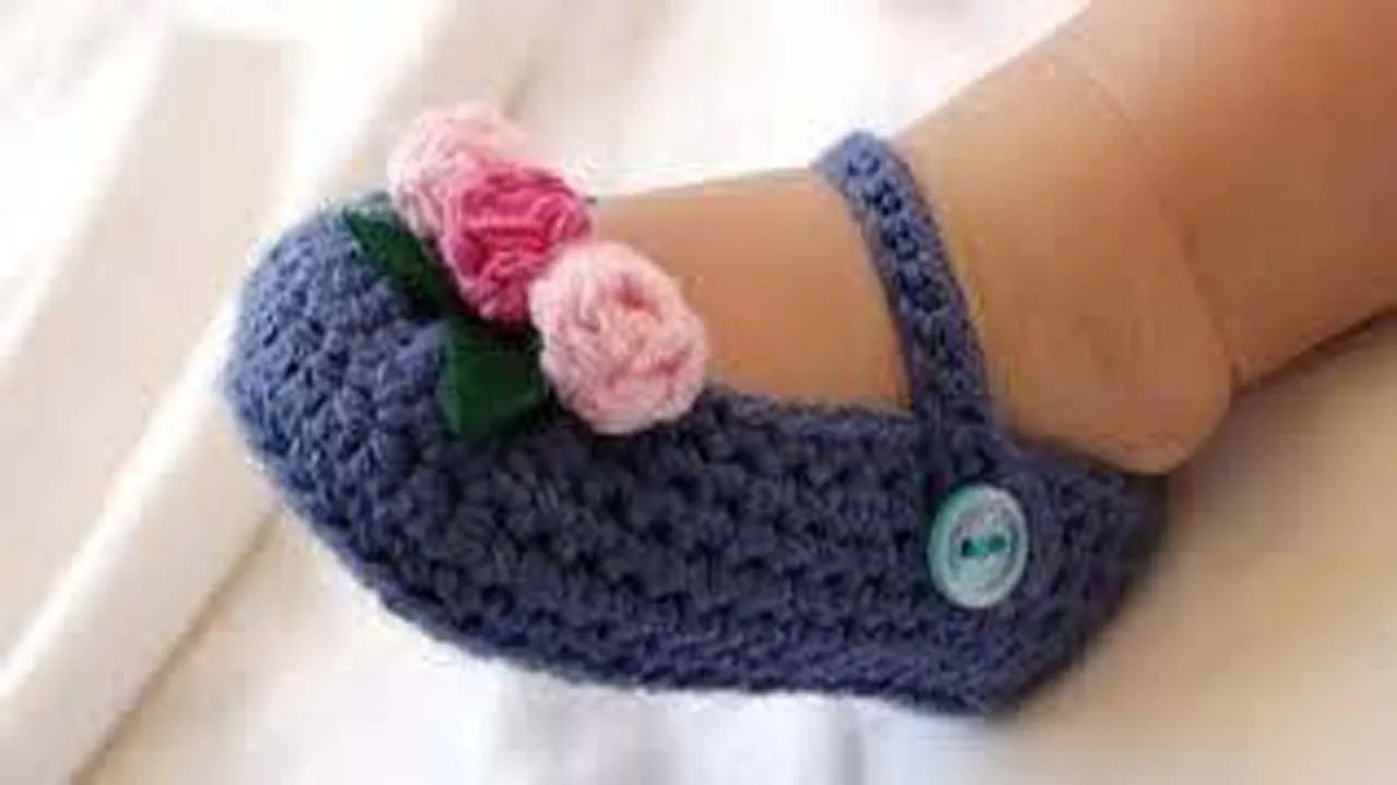 Zapatos de bebe tejidos a crochet dos agujas aplicacion - YouTube