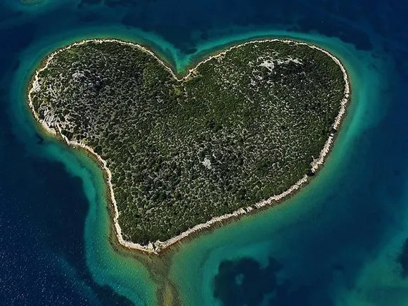 10 Corazones formados por la naturaleza sobre la superficie de la ...