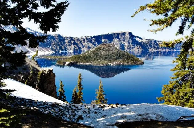 Crater-Lake-Istockphoto_153233.jpg