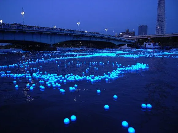 100 mil esferas LED llenan de luz azul a un rio en Tokio - Taringa!