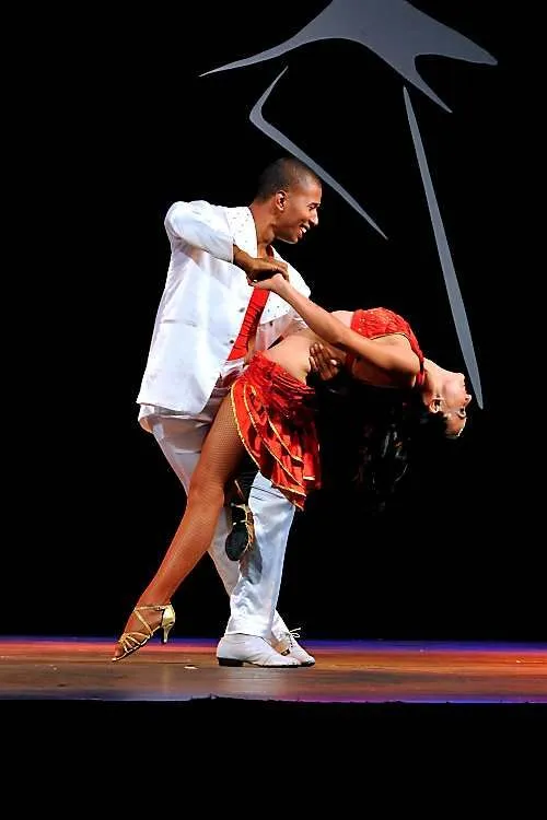 200 bailarines se graduaron como profesionales de salsa | EL ...