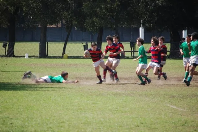 2011. Divs. juveniles. M-15 con Hurling. Saliendo desde el fondo ...