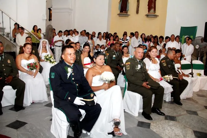 21 policías contraen nupcias en matrimonio colectivo | uniformados ...