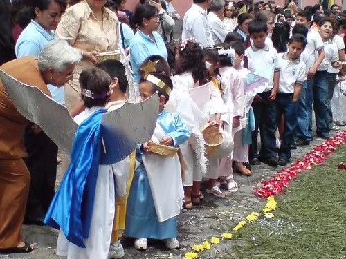 Niños vestidos de ángeles durante la Solemnidad de Corpus Christi ...