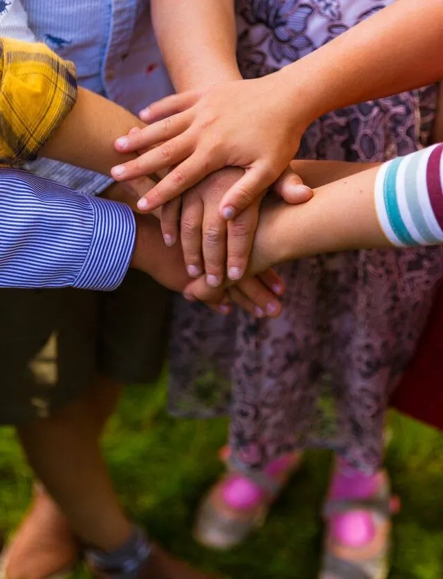 43 frases sobre solidaridad para enseñar este valor en los niños - Eres Mamá