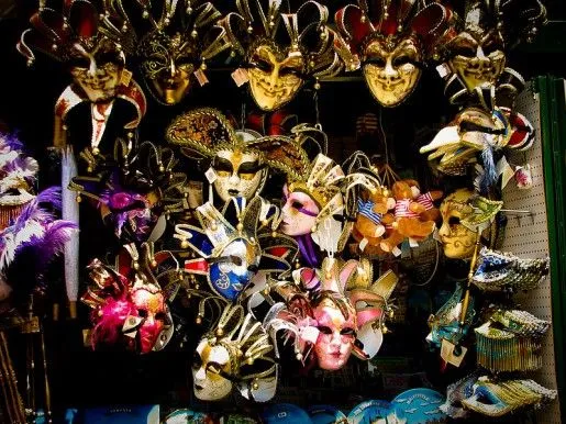 800px-Venetian_masks_-_shop_in ...