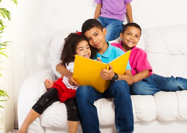 un abrazo y leer a hermanos pequeños — Foto stock © serrnovik ...