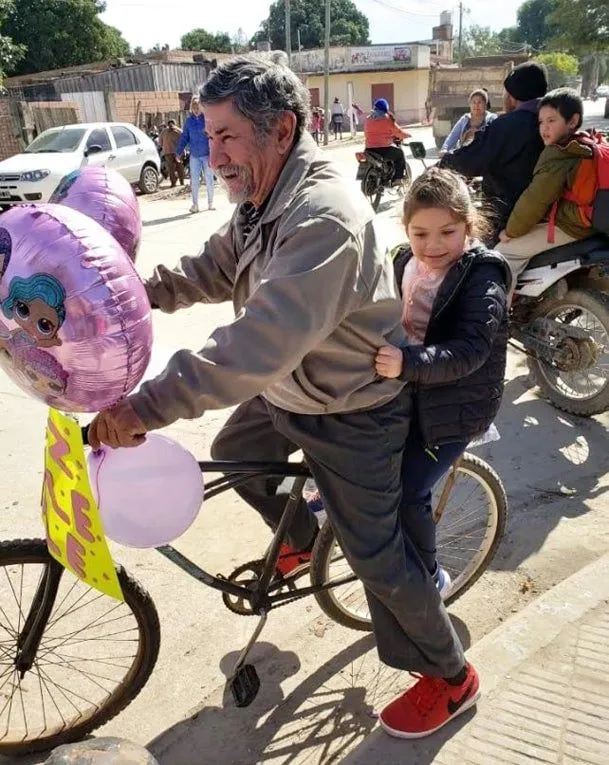 Abuelo decoró bicicleta y recogió a nieta en su cumpleaños