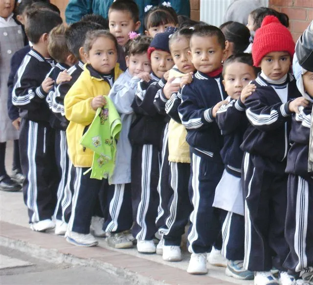 Niños haciendo la fila - Imagui