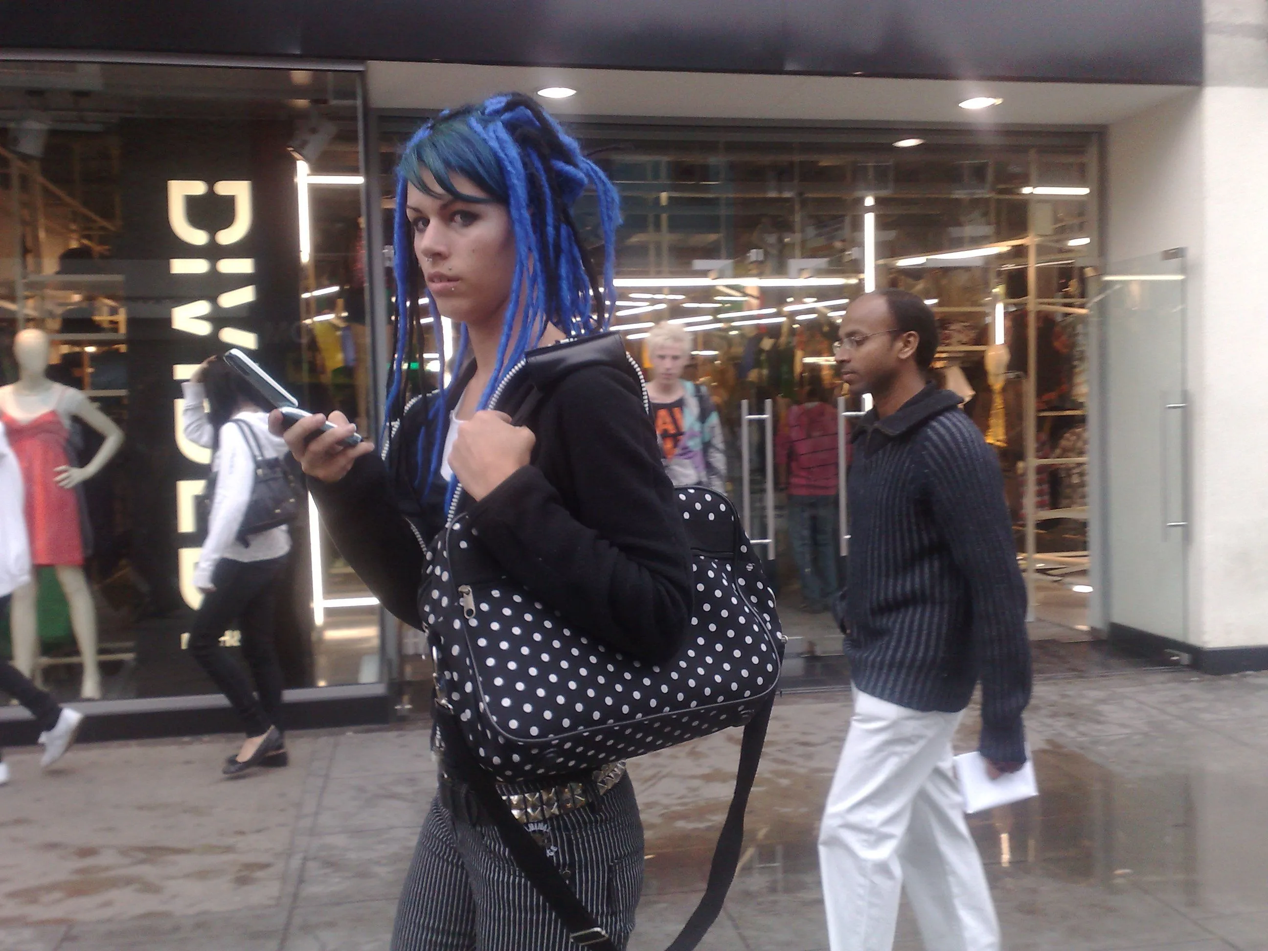 aca foto de chica con pelo azul y mucha onda caminando en camden