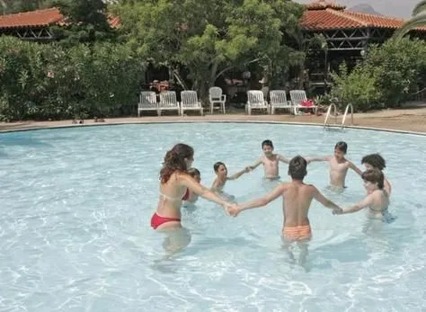 ... acerca el verano, los niños pasan tiempo en la piscina y en la playa