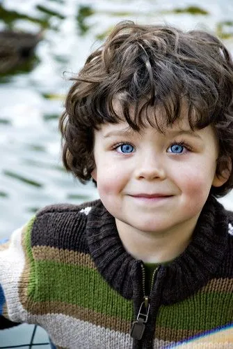 ACLARACION: El niño heredó los ojos azules de... ¿Ron? No sé, es ...