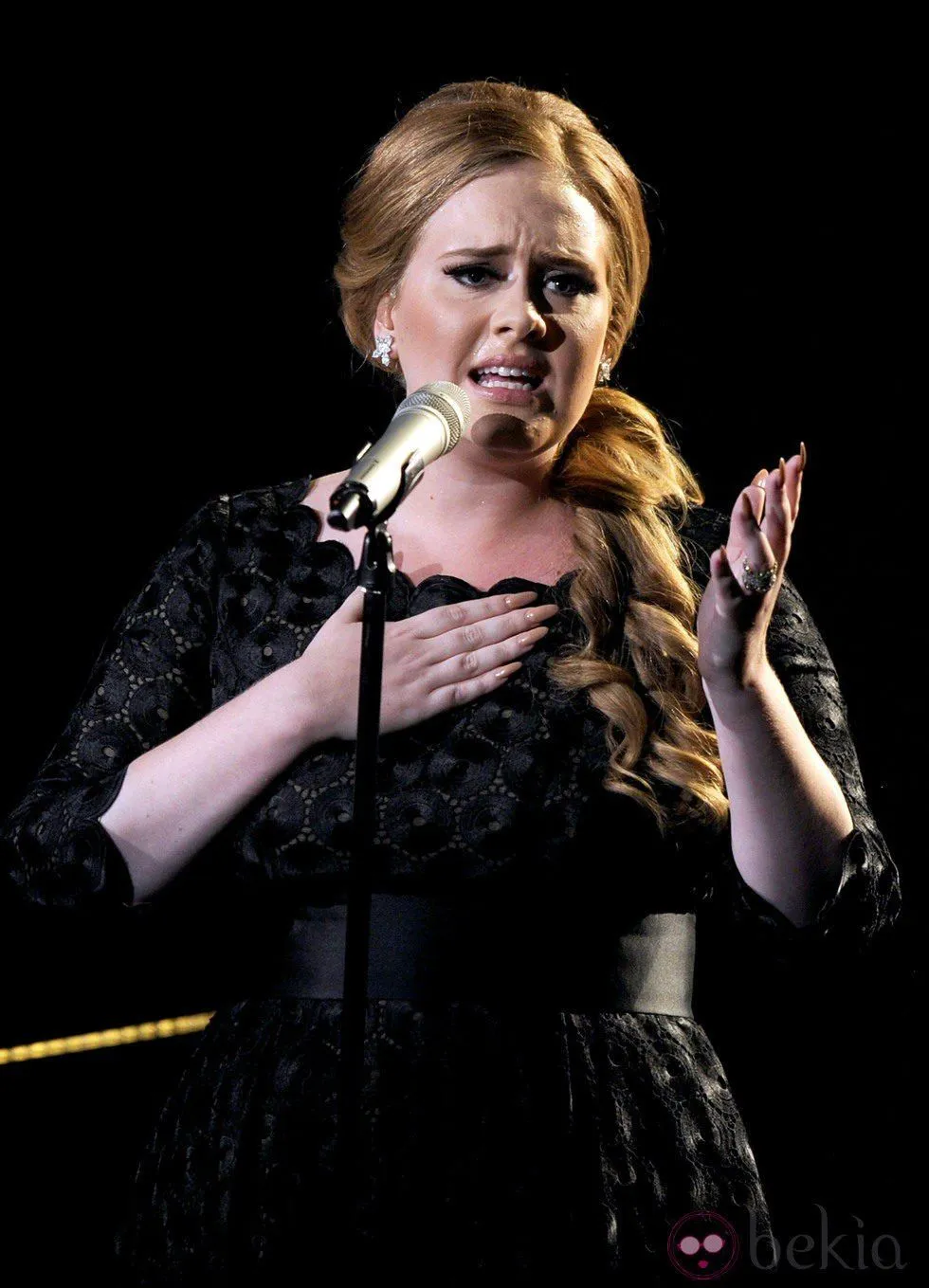 Adele cantando en la gala de los MTV Video Music Awards 2011 ...